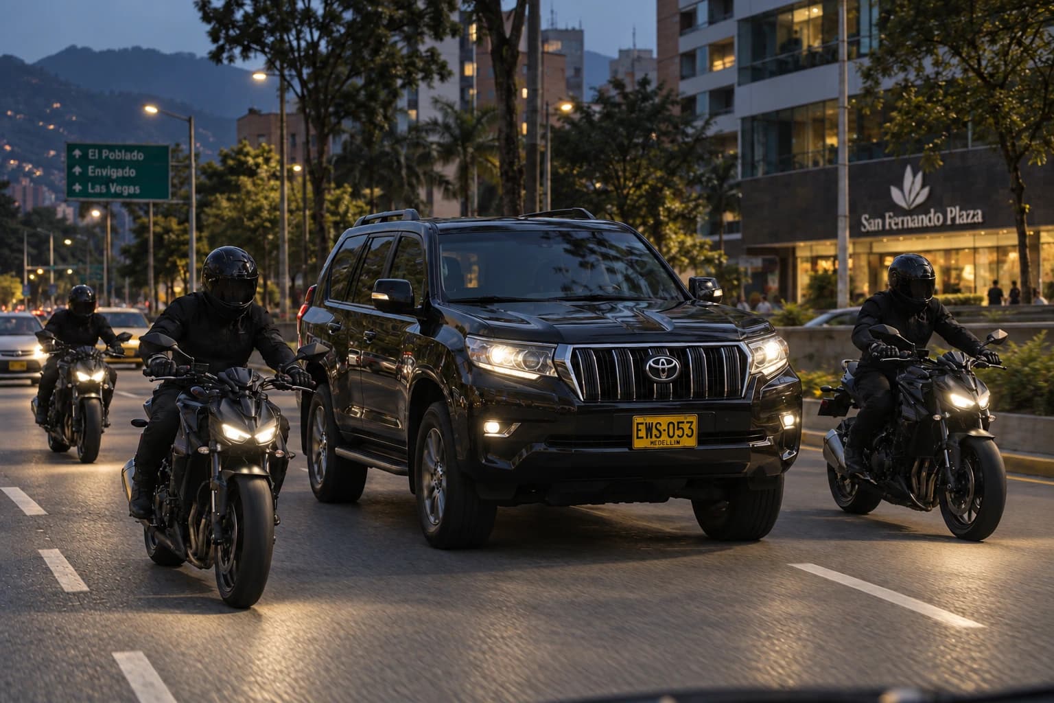 Toyota Prado negra con placa EWS-053 junto a tres escoltas en motos negras, en una avenida al atardecer.
